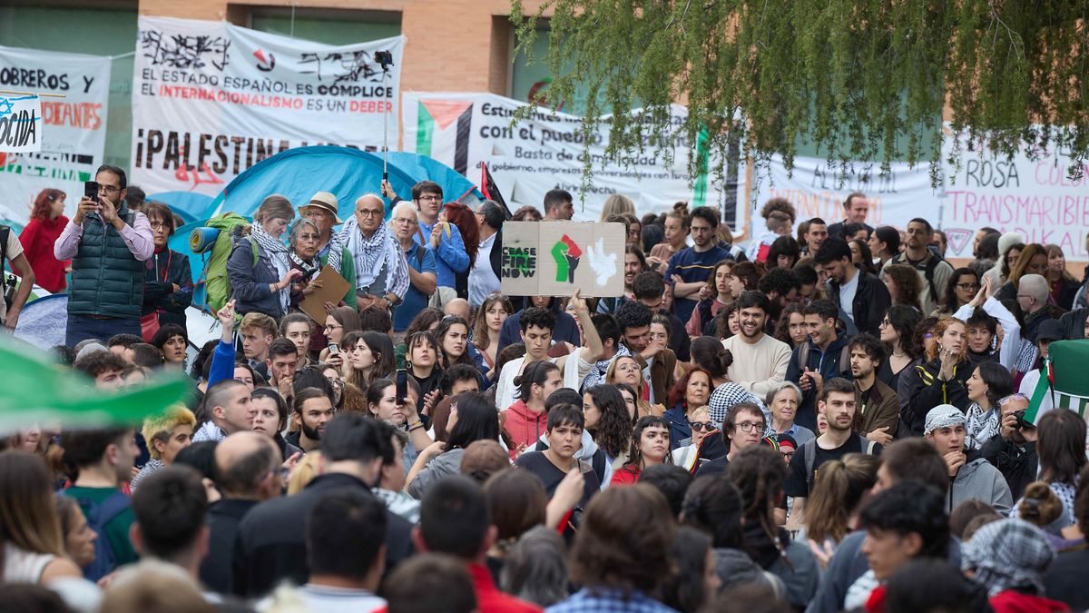 Decenas de personas durante la concentración en solidaridad por el pueblo palestino, en el campus de Ciudad Universitaria en Madrid