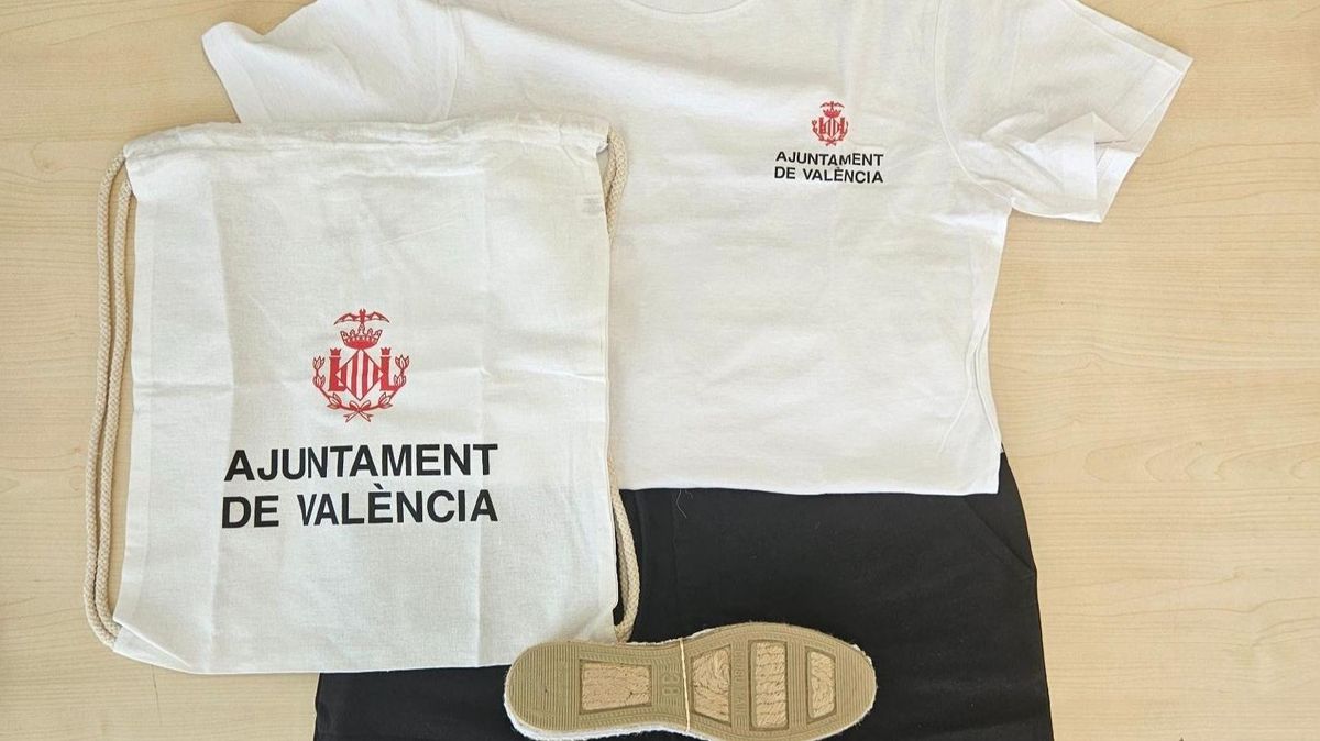 El kit está compueso de camisa, bermudas, alpargatas y bolsa de tela