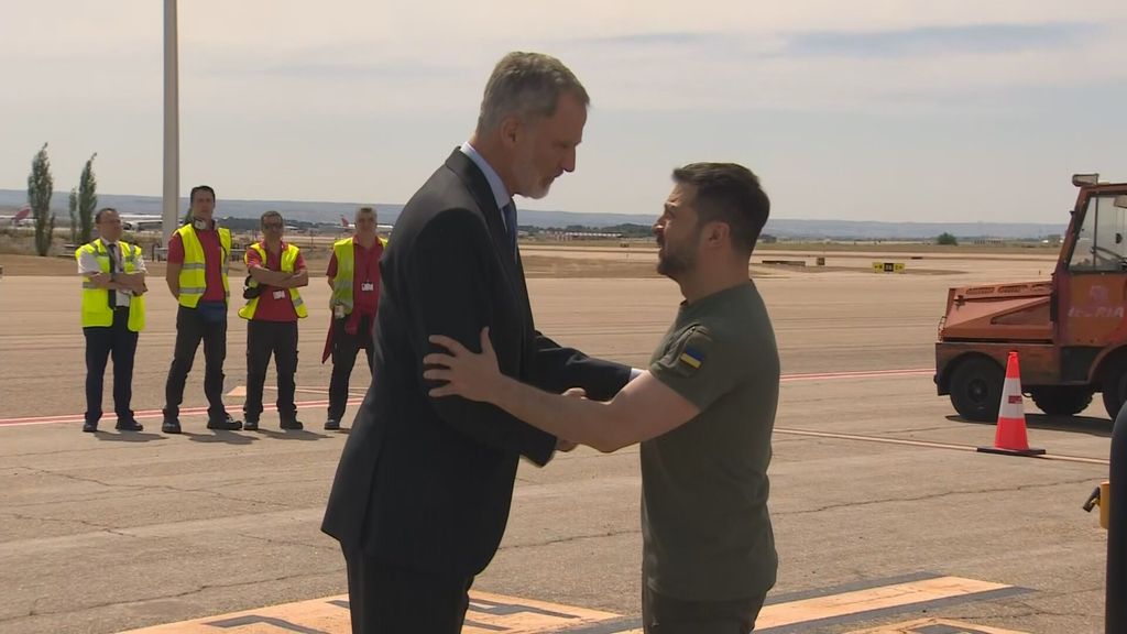 El rey Felipe VI recibe a Volodímir Zelenski tras aterrizar en el aeropuerto Adolfo Suárez Madrid-Barajas