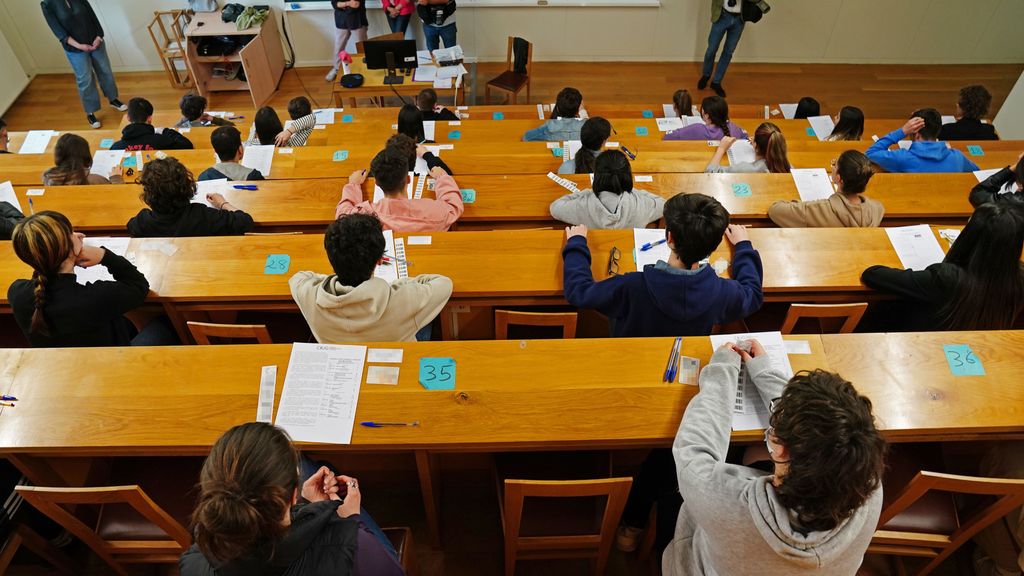 Estudiantes esperan antes comenzar pruebas acceso universidad