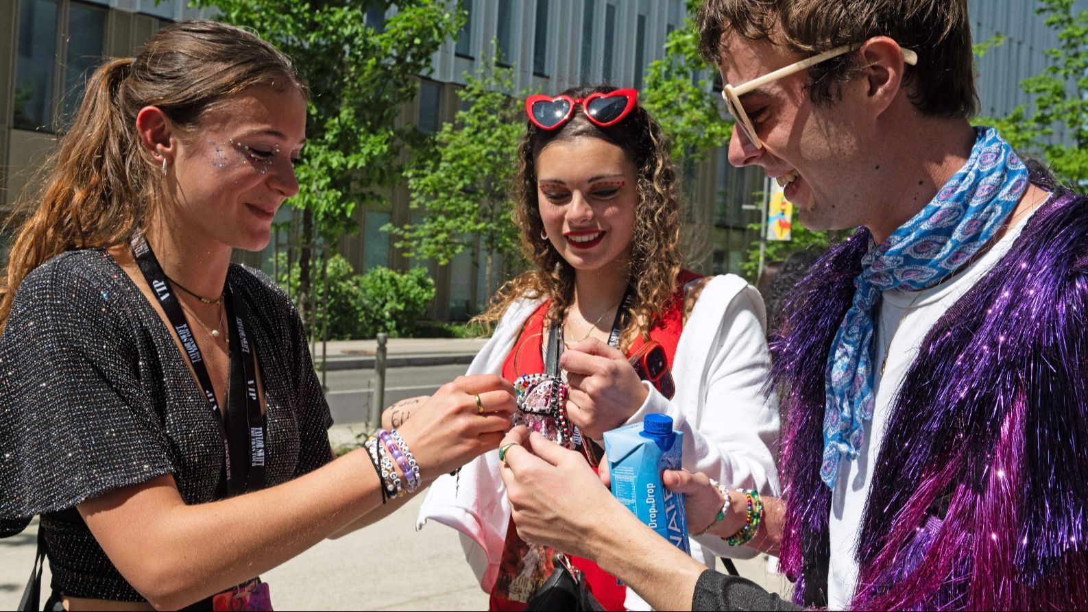 Fans de Taylor Swift con los 'friendship bracelets'