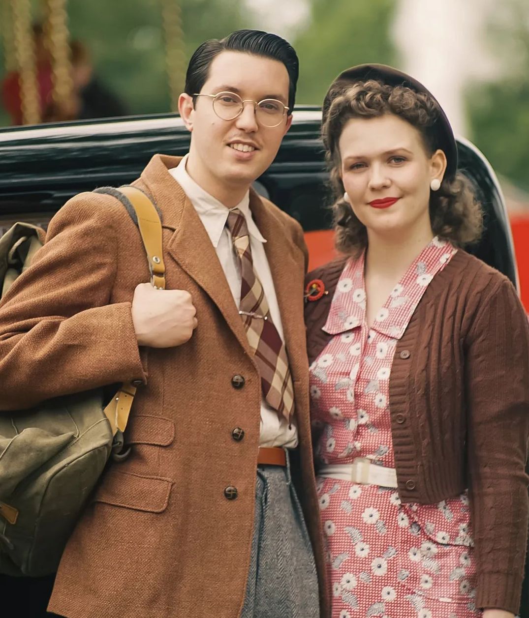 La pareja junto a su Jeep americano de 1942.