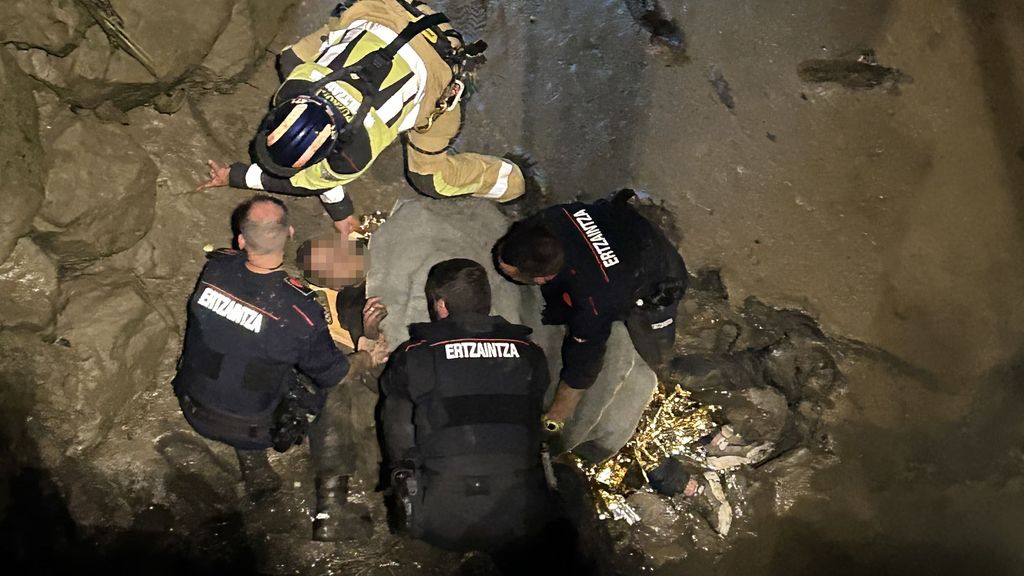 Los ertzainas lograron estabilizarle y esperaron enfangados la evacuación de los bomberos