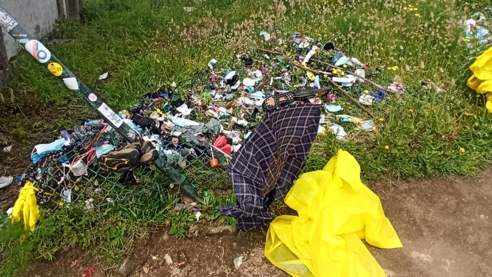 Los visitantes menos cívicos dejan prendas de ropa y todo tipo de objetos personales que acabarán en el mar