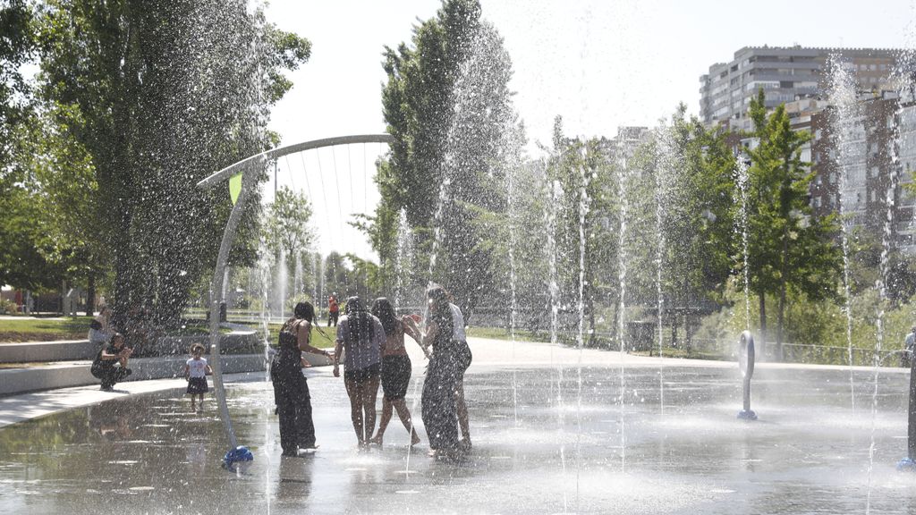 Madrid da inicio al verano con la ‘playa’ de Madrid Río y las pérgolas refrescantes de La Gavia y Plaza de España