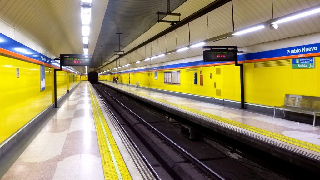 Roban un reloj y un móvil a un joven en el anden de Metro de Pueblo Nuevo y le tiran a las vías