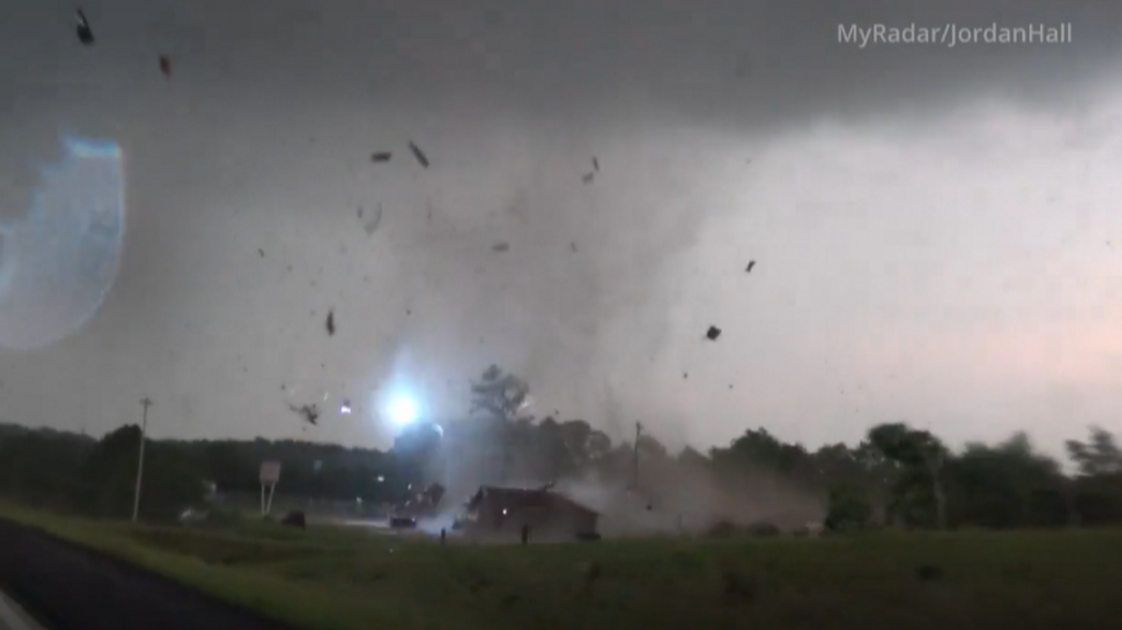 Los tornados en Estados Unidos dejan 18 víctimas mortales: medio millón de personas sin electricidad