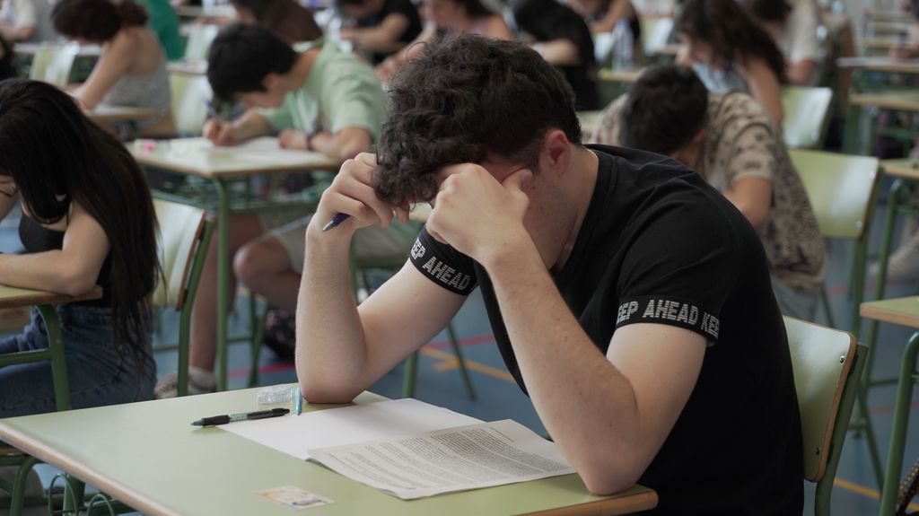 Un estudiante realiza uno de los exámenes de la EBAU