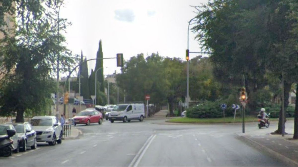 Un niño de 12 años, herido grave al ser atropellado por un coche en Palma: cruzó la calle con el semáforo en rojo