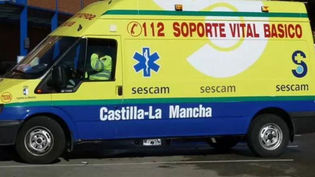 Una ambulancia de soporte vital básico ha acudido al lugar del atropello de un joven en la A-3 en Villarrubio