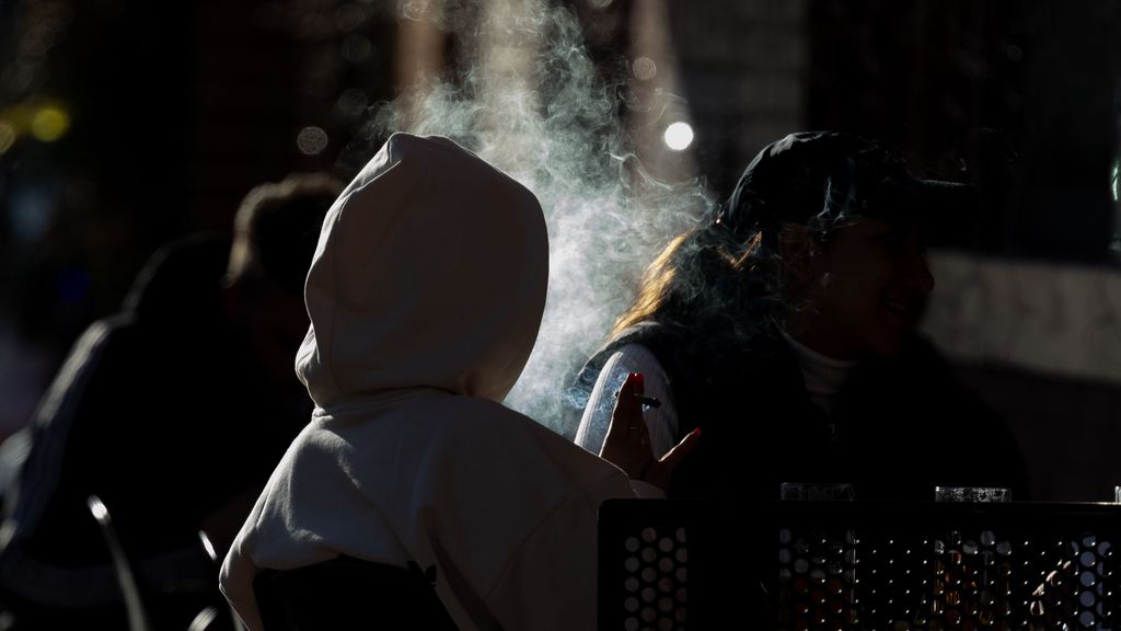 Una persona fuma en la calle