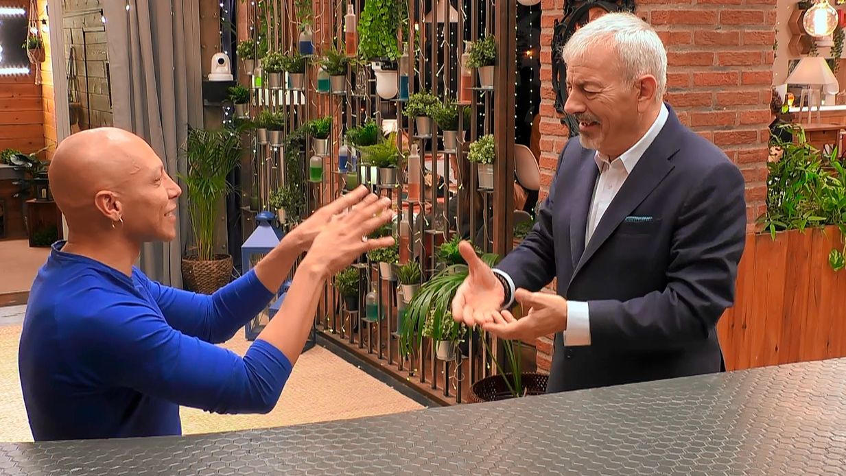 Vinz junto a Carlos Sobera en 'First Dates'