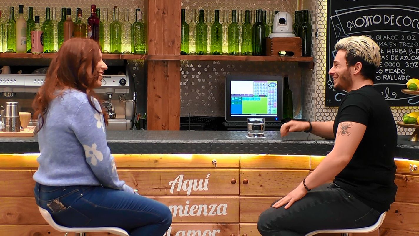 Alba y Camilo durante su cita en 'First Dates'