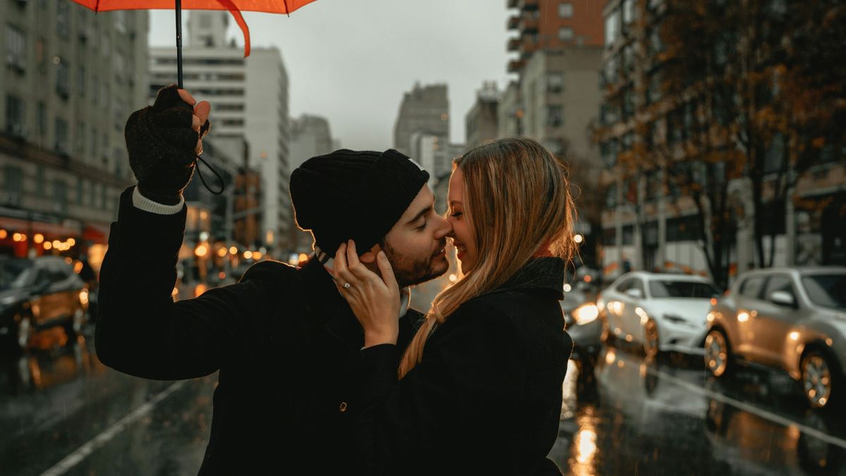 beso primera cita unsplash