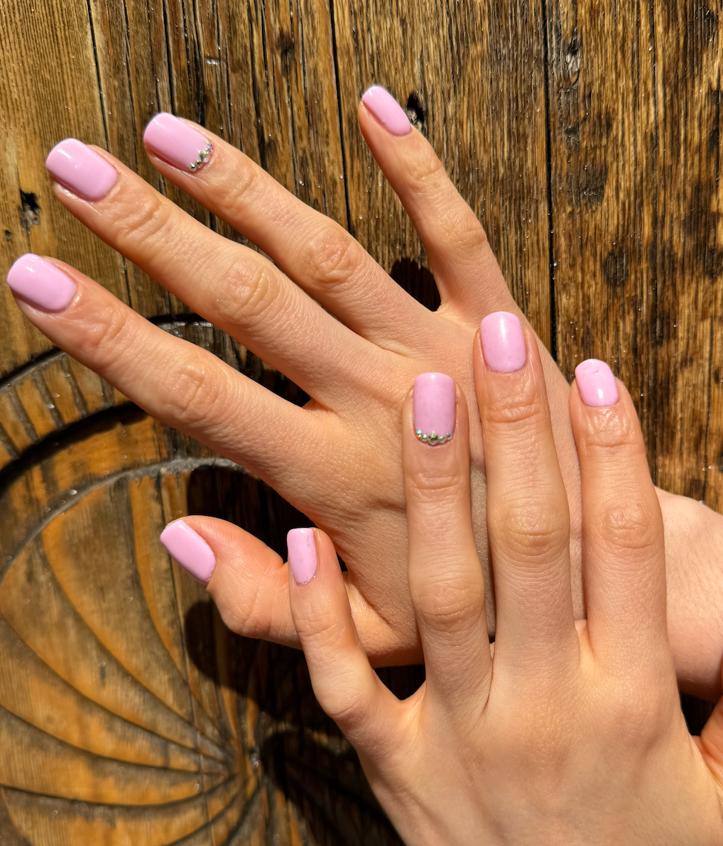 Manicura con 'nail art' minimalista
