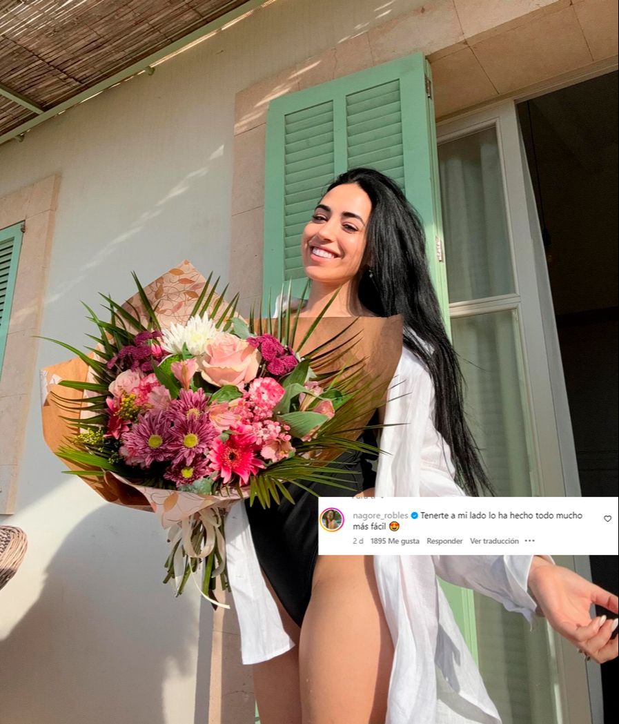 Carla Flila posa con el ramo de flores que le ha regalado a Nagore