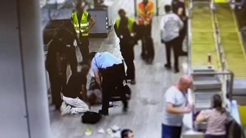 Dos guardia civiles salvan a un viajero que sufrió un infarto en el aeropuerto de El Prat, en Barcelona