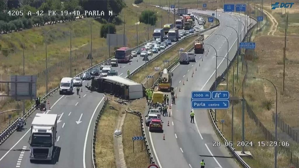 Dos heridos al volcar un camión en la A-42 a su paso por fuenlabrada cortando ambos sentidos de la circulación