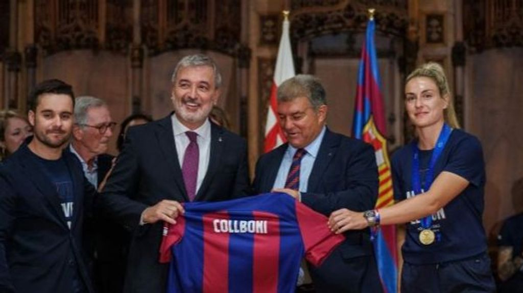 El alcalde Jaume Collboni posando con una camiseta que lleva su nombre tras el triunfo del Barça