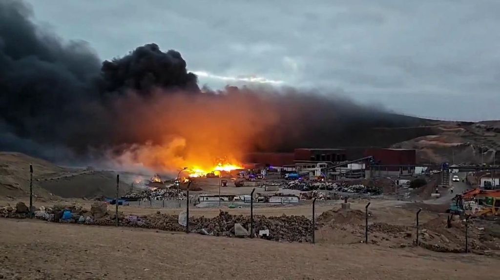 El Gobierno canario activa las alarmas ante el incendio del vertedero de Zonzamas, Lanzarote