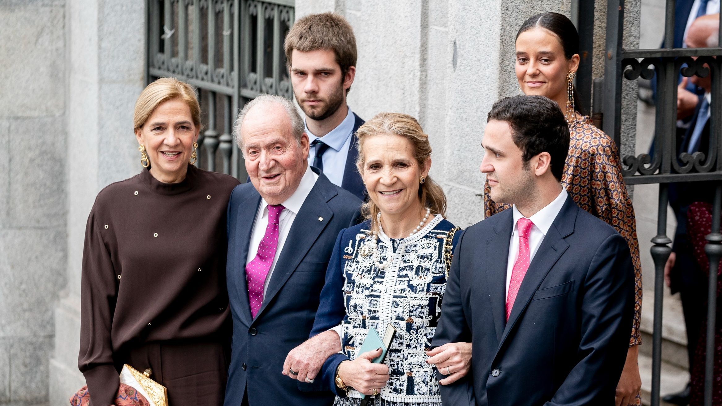 La Infanta Cristina, el emérito Juan Carlos I, la Infanta Elena, Froilán de Marichalar, Juan Valentín Urdangarín y Victoria Federica, en la boda de Almeida.