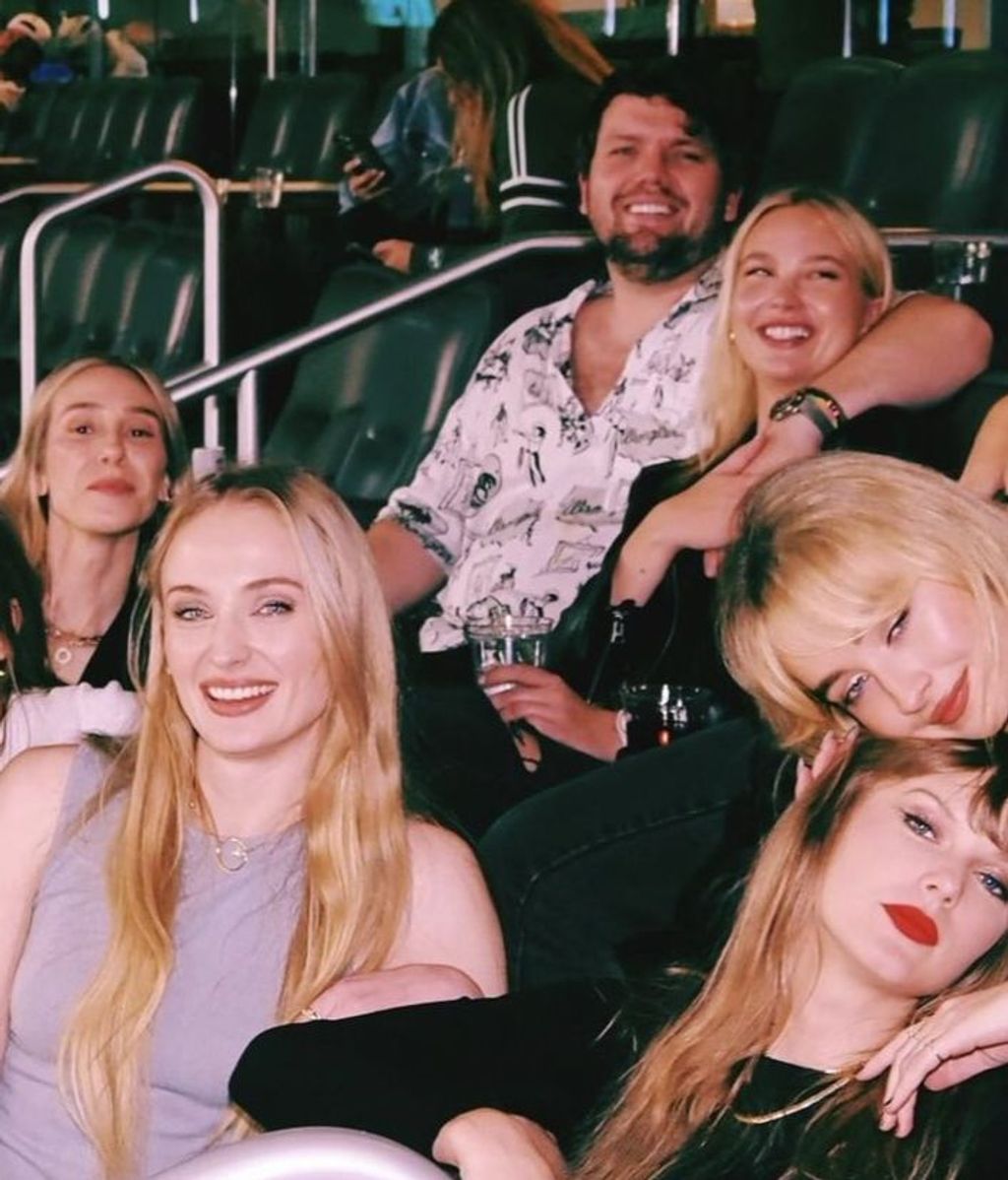 Austin Swift, arriba a la derecha junto a su novia. Taylor Swift, abajo a la derecha, junto a Sophie Turner y dos amigas más.