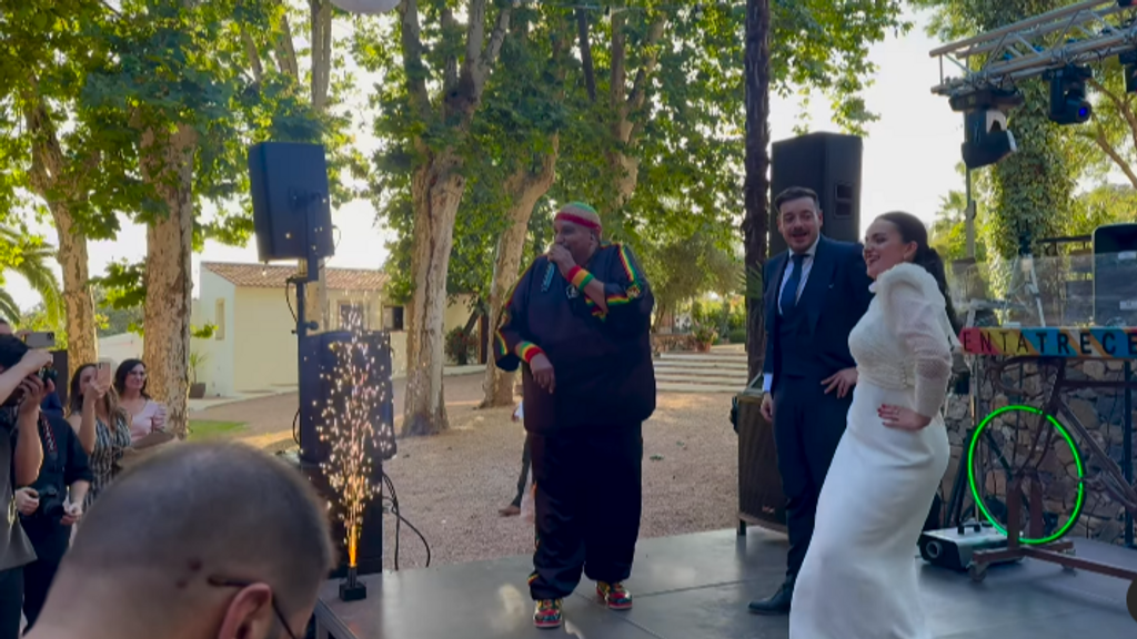 King África sorprende a los invitados de una boda en Badajoz al ritmo de 'Paquito el chocolatero'