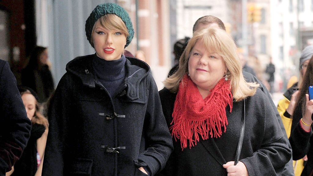 Taylor Swift y su madre en 2014.