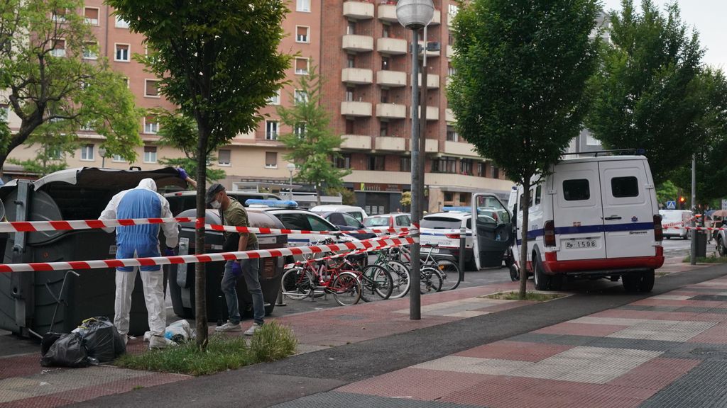 La mujer fue localizada en la habitación de un apartahotel de la capital alavesa, con signos de violencia