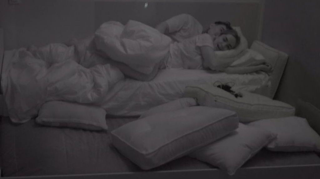 Lucía Sánchez y Álvaro Boix duermen en la misma cama: cucharita y acurrucados