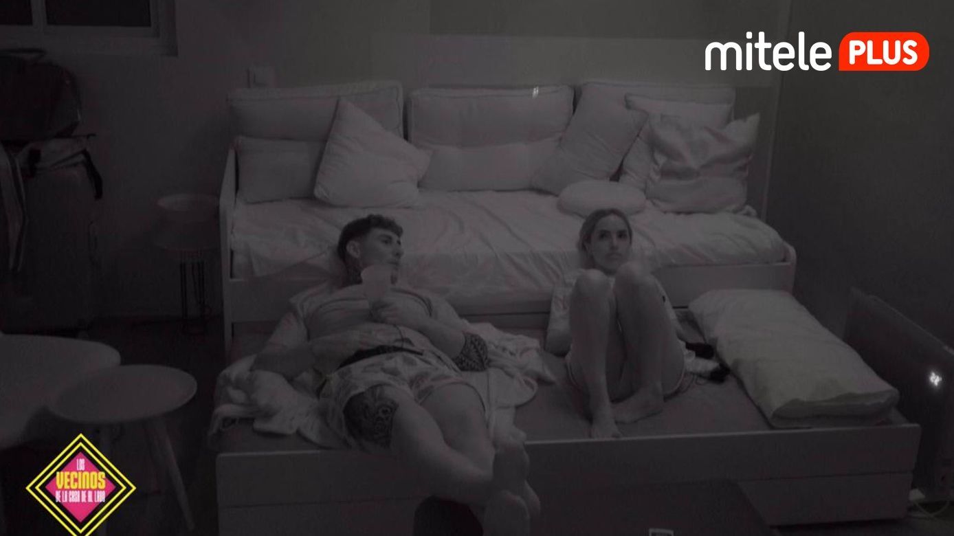 Álvaro y Lucía tontean al hablar de pasar la noche juntos: "Te estoy entendiendo perfectamente" Los vecinos de la casa de al lado Temporada 1 Top Vídeos 346