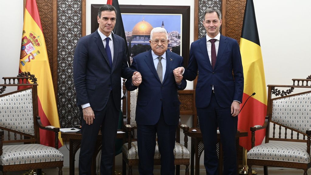 Pedro Sánchez, junto al primer ministro de Bélgica, Alexander De Croo y el presidente de la Autoridad Nacional de Palestina, Mahmud Abás, en 2023