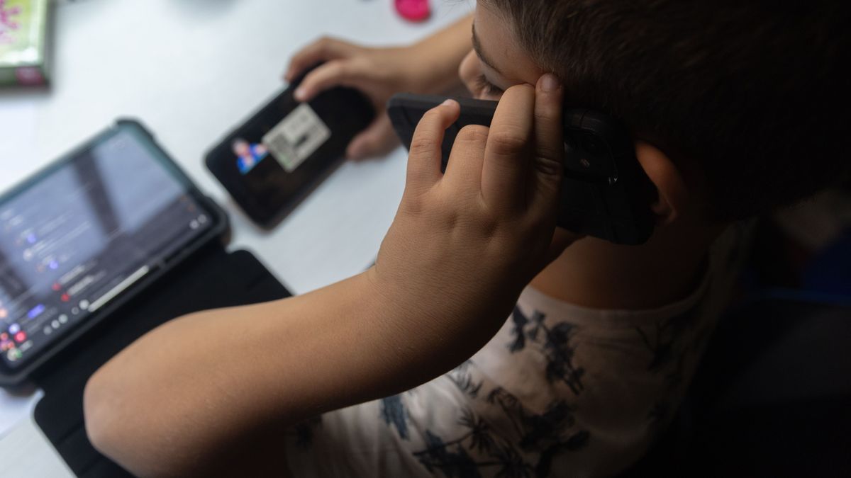 Reino Unido apunta a los ‘smartphones’ y las redes: estudian prohibir el uso del móvil a menores de 16 años