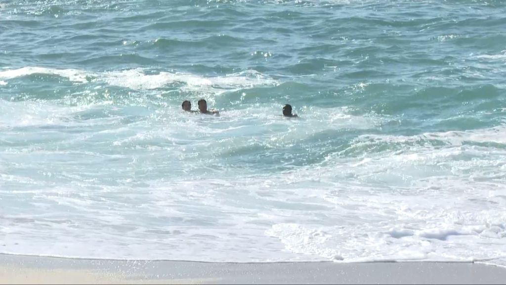 Dos senegaleses han rescatado así a un hombre que estaba en peligro de ahogarse en Riazor, en A Coruña