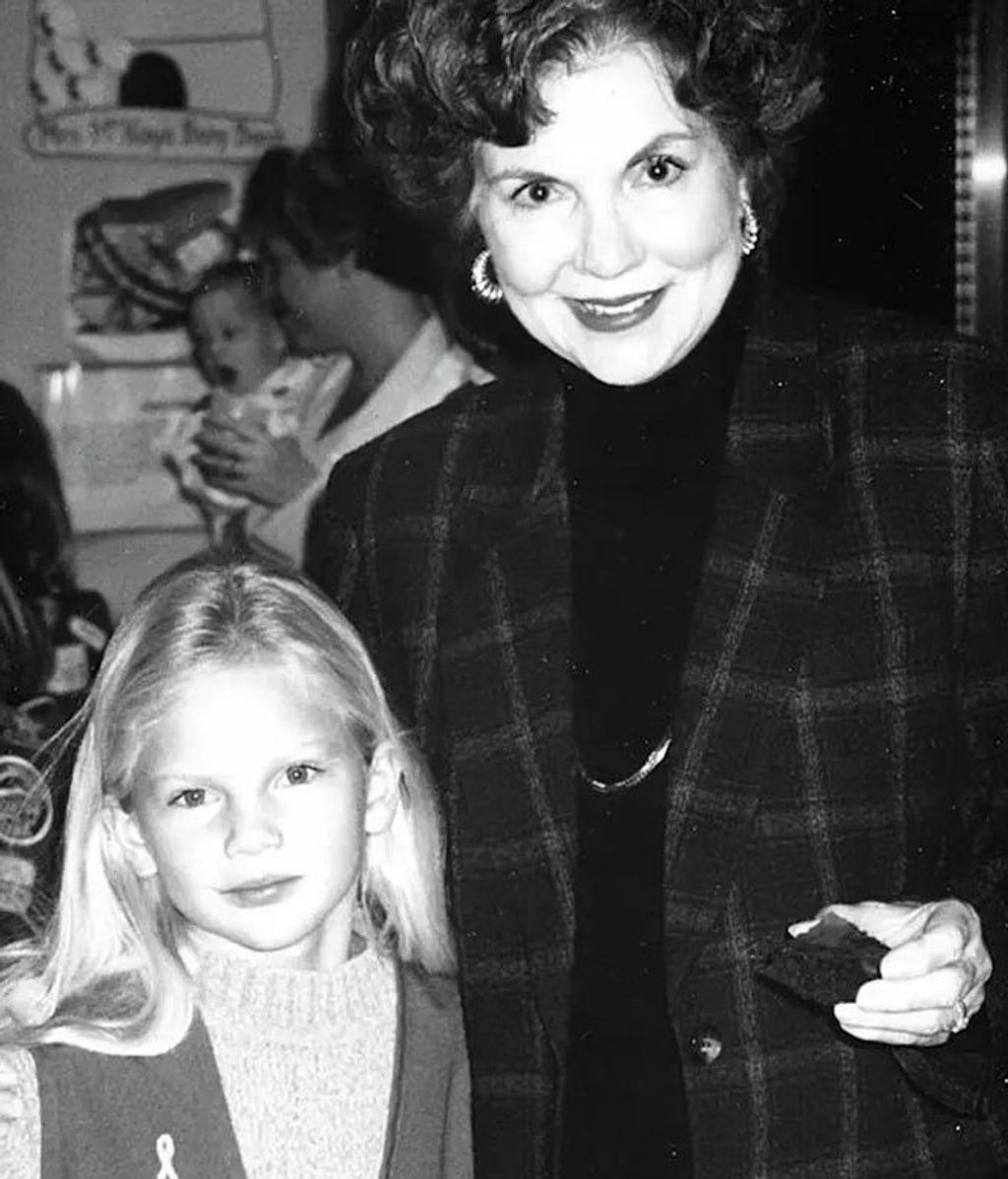 Taylor Swift y su abuela Marjorie, en una imagen del vídeo de la canción 'Marjorie'.
