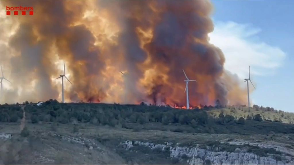 Un centenar de bomberos trabajan en un incendio forestal en Tortosa: 60 hectáreas quemadas