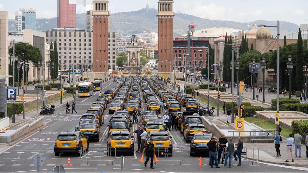 Un millar de taxis tiñen de amarillo y negro Barcelona en una marcha lenta contra "las VTC ilegales