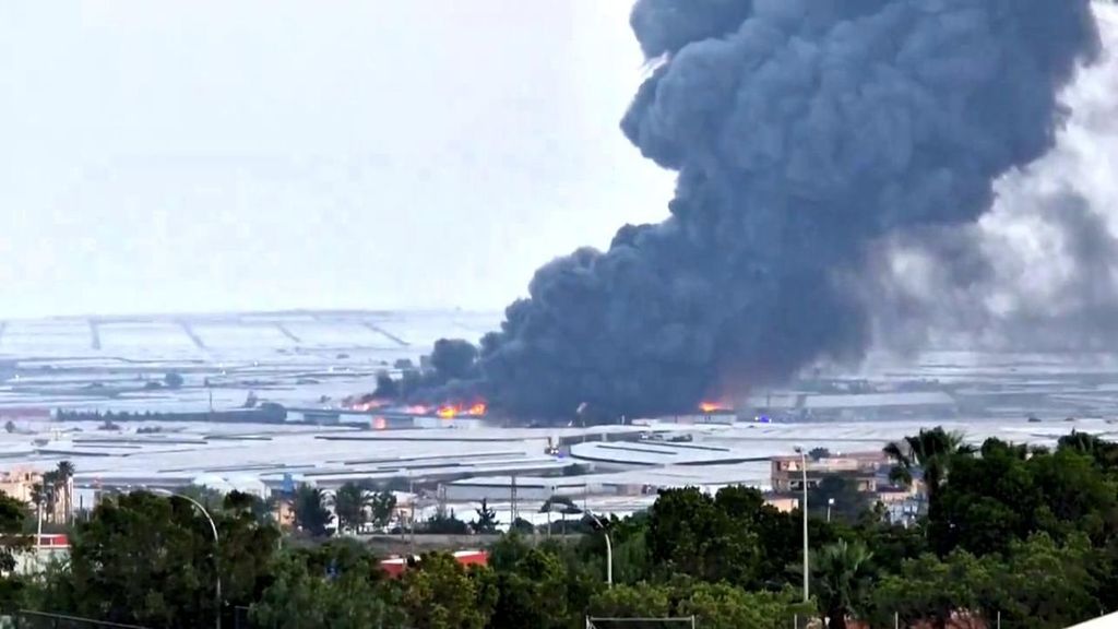 Una nave industrial de El Ejido, Almería, desalojada por la Guardia Civil a causa de un incendio
