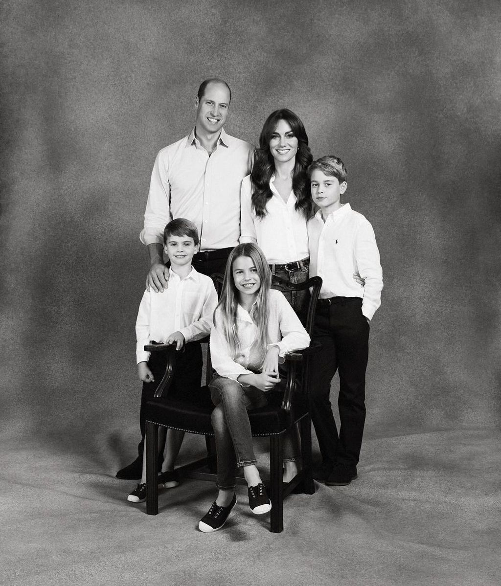 Foto navideña familiar del príncipe Guillermo y Kate Middleton junto a sus hijos, George, Charlotte y Louis, compartida en diciembre de 2023.