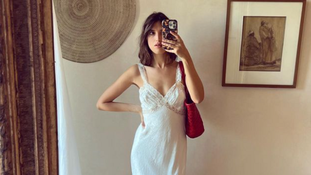 Jeanne Damas con un vestido lencero