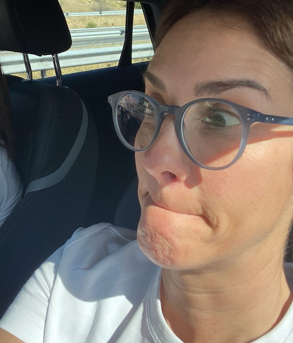 La cara de Elena Rodríguez tras el improvisado concierto de su hija en el coche