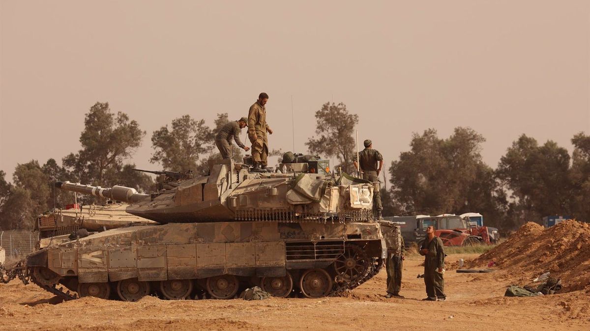 Militares del Ejército de Israel junto a un carro de combate cerca de la frontera con la Franja de Gaza