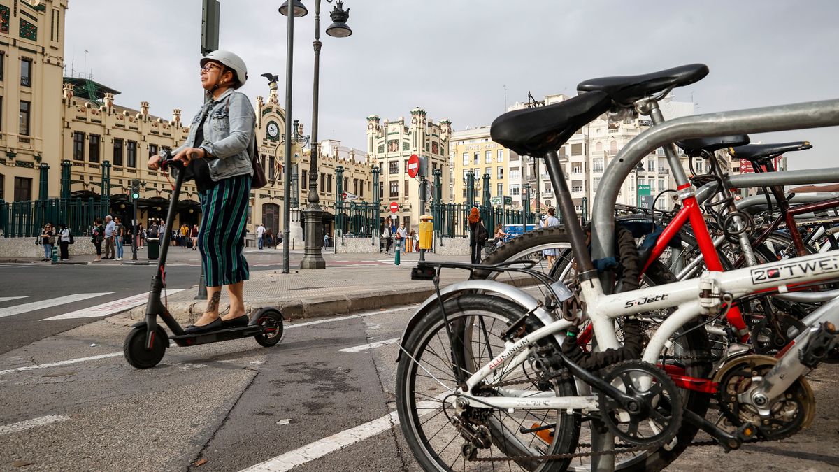 Prohíben patinetes eléctricos y bicicletas en calles peatonales del centro de Terrassa, Barcelona