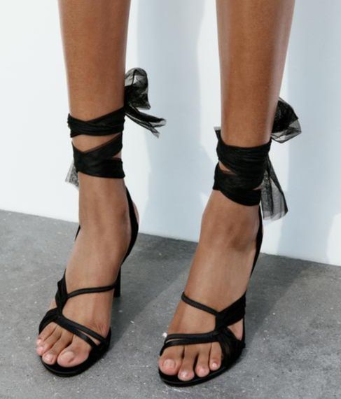 Sandalias de diseño asimétrico de Zara