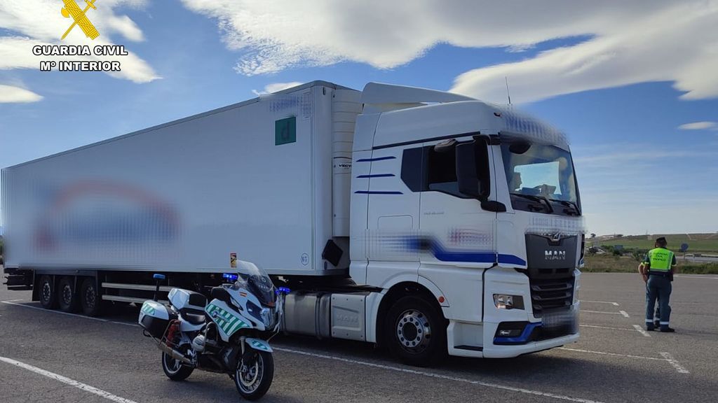 Agentes de la agrupación de tráfico de la Guardia Civil custodian el camión interceptado en Alfaro, La Rioja