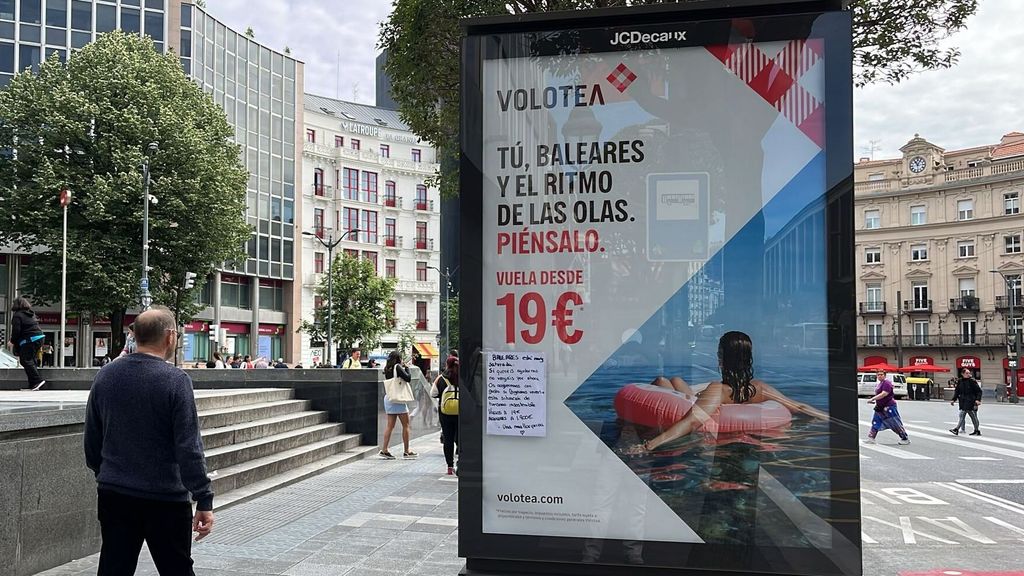 Anuncio en la marquesina que animó a una mallorquina a pegar su curiosa petición, en Bilbao
