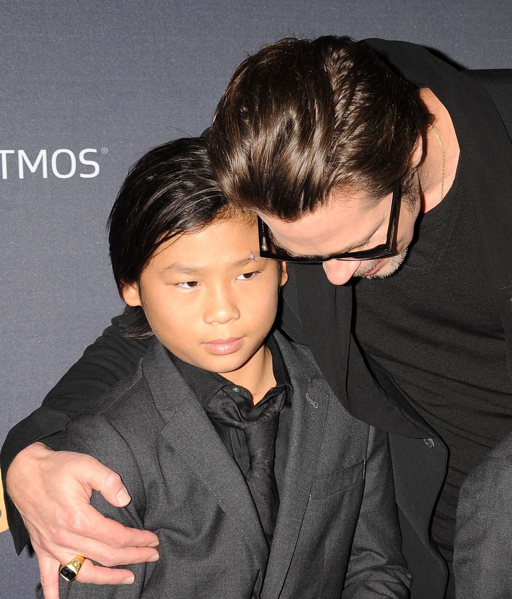 Brad Pitt abraza a Pax Jolie, años antes del "eres un imbécil de clase mundial".