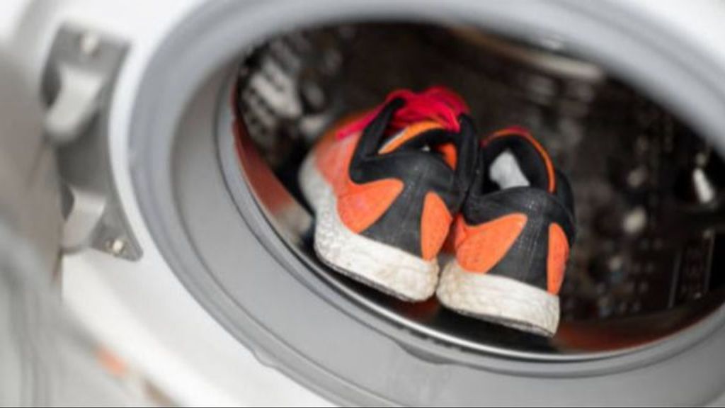 ¿Cómo limpiar las zapatillas sin hacer ruido en la lavadora?