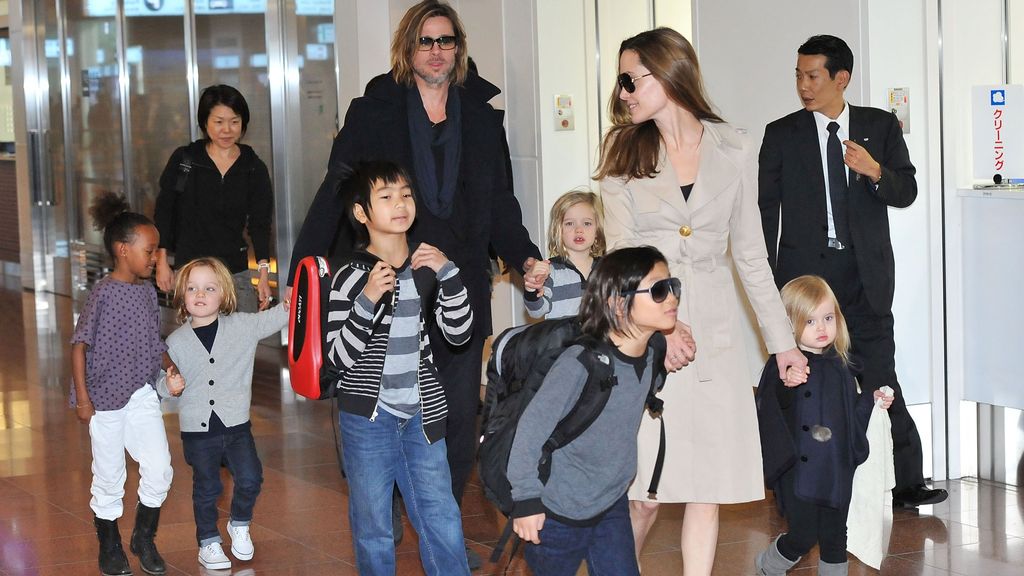 Familia. El entonces matrimonio Jolie-Pitt con sus seis hijos. Al menos tres de ellos ya no usan el apellido paterno.