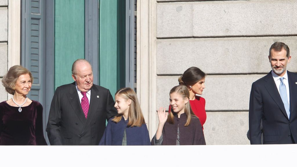 Los eméritos Sofía y Juan Carlos, la princesa Leonor, la infanta Sofía y los reyes Letizia y Felipe en 2019.